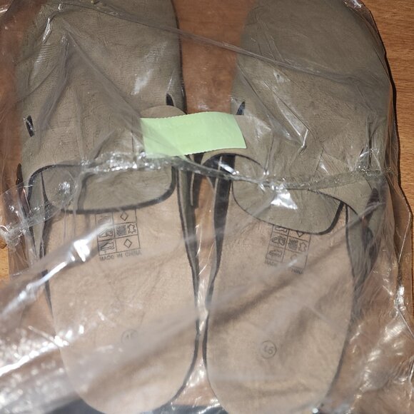 Leather Cogs with smooth texture and metal strap - Picture 2 of 4